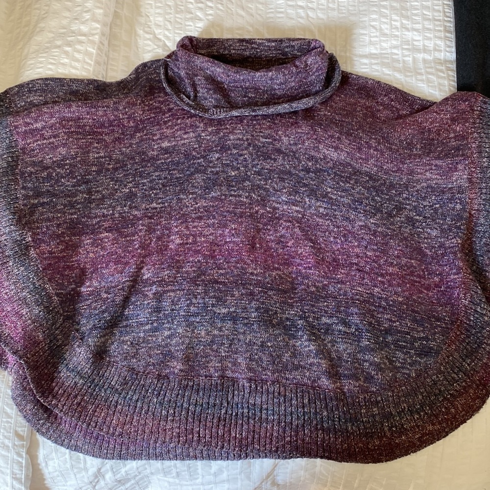 Size M women’s Leo & Nicole Sweater